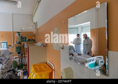 Nachod, Tschechische Republik. Oktober 2020. Soldaten helfen im Gesundheitswesen mit COVID-19-Patienten auf einer Intensivstation im Krankenhaus Nachod, Tschechische Republik, 20. Oktober 2020. Die COVID-19 breitet sich immer noch am schnellsten im Bezirk Uherske Hradiste, Südmähren aus, gefolgt vom Bezirk Liberec, Nordböhmen und dem Bezirk Nachod, Ostböhmen. Kredit: David Tanecek/CTK Foto/Alamy Live Nachrichten Stockfoto