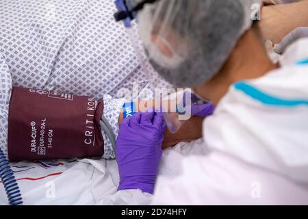 Nachod, Tschechische Republik. Oktober 2020. Soldaten helfen im Gesundheitswesen mit COVID-19-Patienten auf einer Intensivstation im Krankenhaus Nachod, Tschechische Republik, 20. Oktober 2020. Die COVID-19 breitet sich immer noch am schnellsten im Bezirk Uherske Hradiste, Südmähren aus, gefolgt vom Bezirk Liberec, Nordböhmen und dem Bezirk Nachod, Ostböhmen. Kredit: David Tanecek/CTK Foto/Alamy Live Nachrichten Stockfoto