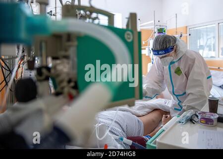 Nachod, Tschechische Republik. Oktober 2020. Soldaten helfen im Gesundheitswesen mit COVID-19-Patienten auf einer Intensivstation im Krankenhaus Nachod, Tschechische Republik, 20. Oktober 2020. Die COVID-19 breitet sich immer noch am schnellsten im Bezirk Uherske Hradiste, Südmähren aus, gefolgt vom Bezirk Liberec, Nordböhmen und dem Bezirk Nachod, Ostböhmen. Kredit: David Tanecek/CTK Foto/Alamy Live Nachrichten Stockfoto