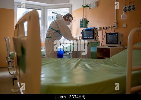 Nachod, Tschechische Republik. Oktober 2020. Soldaten helfen im Gesundheitswesen mit COVID-19-Patienten auf einer Intensivstation im Krankenhaus Nachod, Tschechische Republik, 20. Oktober 2020. Die COVID-19 breitet sich immer noch am schnellsten im Bezirk Uherske Hradiste, Südmähren aus, gefolgt vom Bezirk Liberec, Nordböhmen und dem Bezirk Nachod, Ostböhmen. Kredit: David Tanecek/CTK Foto/Alamy Live Nachrichten Stockfoto