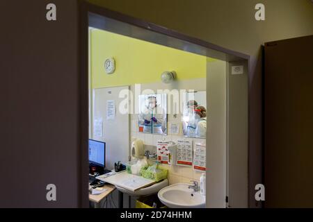 Nachod, Tschechische Republik. Oktober 2020. Soldaten helfen im Gesundheitswesen mit COVID-19-Patienten auf einer Intensivstation im Krankenhaus Nachod, Tschechische Republik, 20. Oktober 2020. Die COVID-19 breitet sich immer noch am schnellsten im Bezirk Uherske Hradiste, Südmähren aus, gefolgt vom Bezirk Liberec, Nordböhmen und dem Bezirk Nachod, Ostböhmen. Kredit: David Tanecek/CTK Foto/Alamy Live Nachrichten Stockfoto