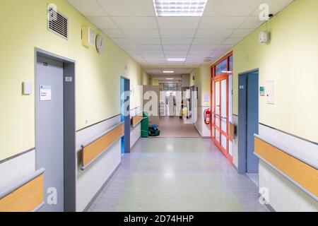 Nachod, Tschechische Republik. Oktober 2020. Soldaten helfen im Gesundheitswesen mit COVID-19-Patienten auf einer Intensivstation im Krankenhaus Nachod, Tschechische Republik, 20. Oktober 2020. Die COVID-19 breitet sich immer noch am schnellsten im Bezirk Uherske Hradiste, Südmähren aus, gefolgt vom Bezirk Liberec, Nordböhmen und dem Bezirk Nachod, Ostböhmen. Kredit: David Tanecek/CTK Foto/Alamy Live Nachrichten Stockfoto