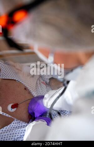 Nachod, Tschechische Republik. Oktober 2020. Soldaten helfen im Gesundheitswesen mit COVID-19-Patienten auf einer Intensivstation im Krankenhaus Nachod, Tschechische Republik, 20. Oktober 2020. Die COVID-19 breitet sich immer noch am schnellsten im Bezirk Uherske Hradiste, Südmähren aus, gefolgt vom Bezirk Liberec, Nordböhmen und dem Bezirk Nachod, Ostböhmen. Kredit: David Tanecek/CTK Foto/Alamy Live Nachrichten Stockfoto