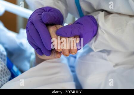 Nachod, Tschechische Republik. Oktober 2020. Soldaten helfen im Gesundheitswesen mit COVID-19-Patienten auf einer Intensivstation im Krankenhaus Nachod, Tschechische Republik, 20. Oktober 2020. Die COVID-19 breitet sich immer noch am schnellsten im Bezirk Uherske Hradiste, Südmähren aus, gefolgt vom Bezirk Liberec, Nordböhmen und dem Bezirk Nachod, Ostböhmen. Kredit: David Tanecek/CTK Foto/Alamy Live Nachrichten Stockfoto