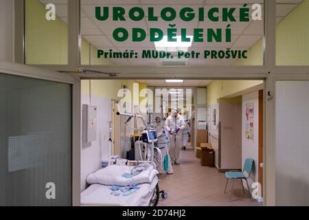 Nachod, Tschechische Republik. Oktober 2020. Soldaten helfen im Gesundheitswesen mit COVID-19-Patienten auf einer Intensivstation im Krankenhaus Nachod, Tschechische Republik, 20. Oktober 2020. Die COVID-19 breitet sich immer noch am schnellsten im Bezirk Uherske Hradiste, Südmähren aus, gefolgt vom Bezirk Liberec, Nordböhmen und dem Bezirk Nachod, Ostböhmen. Kredit: David Tanecek/CTK Foto/Alamy Live Nachrichten Stockfoto