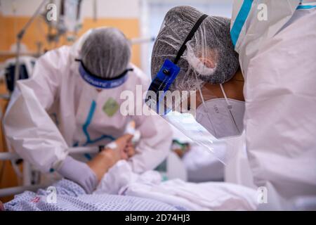 Nachod, Tschechische Republik. Oktober 2020. Soldaten helfen im Gesundheitswesen mit COVID-19-Patienten auf einer Intensivstation im Krankenhaus Nachod, Tschechische Republik, 20. Oktober 2020. Die COVID-19 breitet sich immer noch am schnellsten im Bezirk Uherske Hradiste, Südmähren aus, gefolgt vom Bezirk Liberec, Nordböhmen und dem Bezirk Nachod, Ostböhmen. Kredit: David Tanecek/CTK Foto/Alamy Live Nachrichten Stockfoto