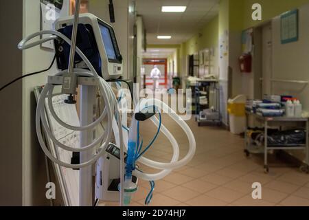 Nachod, Tschechische Republik. Oktober 2020. Soldaten helfen im Gesundheitswesen mit COVID-19-Patienten auf einer Intensivstation im Krankenhaus Nachod, Tschechische Republik, 20. Oktober 2020. Die COVID-19 breitet sich immer noch am schnellsten im Bezirk Uherske Hradiste, Südmähren aus, gefolgt vom Bezirk Liberec, Nordböhmen und dem Bezirk Nachod, Ostböhmen. Kredit: David Tanecek/CTK Foto/Alamy Live Nachrichten Stockfoto