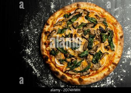 Vegane Shiitake Pilze und Spinat Pizza Stockfoto