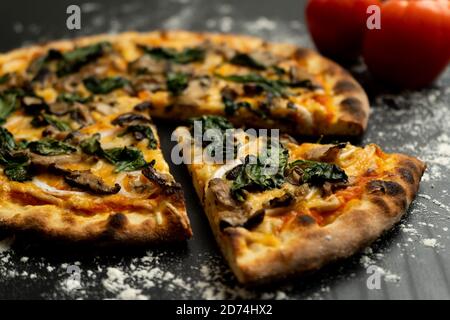 Vegane Shiitake Pilze und Spinat Pizza Stockfoto