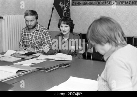 15. November 1984, Sachsen, Eilenburg: Im November 1984 findet in der Bezirksleitung der Freien Deutschen Jugend (FDJ) ein Treffen statt, teilweise in FDJ-Kleidung (blaues Hemd). Genaues Datum der Aufnahme nicht bekannt. Foto: Volkmar Heinz/dpa-Zentralbild/ZB Stockfoto