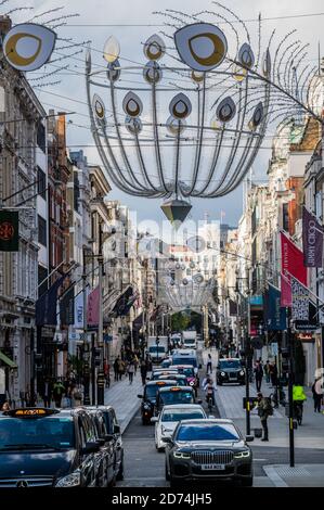 London, Großbritannien. Oktober 2020. Weihnachtsdekorationen gibt es jetzt in der New Bond Street. Kredit: Guy Bell/Alamy Live Nachrichten