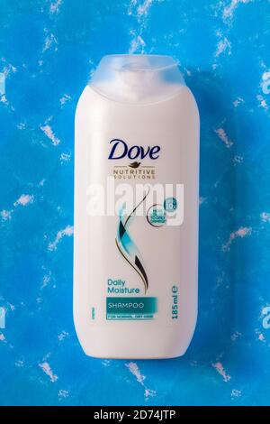 Flasche Dove Nutritive Solutions Daily Moisture Shampoo Set auf Blau gemusterter Hintergrund Stockfoto