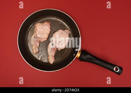 Gebratener Speck in einer Pfanne Stockfoto