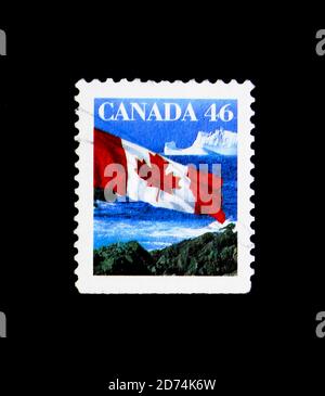 MOSKAU, RUSSLAND - 24. NOVEMBER 2017: Eine in Kanada gedruckte Marke zeigt die kanadische Flagge und den Eisberg, Serie Definitives 1989-2005, um 1998 Stockfoto