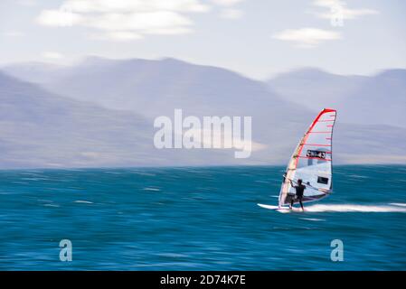 Windsurfen auf dem Todos Los Santos See, Vicente Perez Rosales Nationalpark, chilenischer Seengebiet, Chile Stockfoto