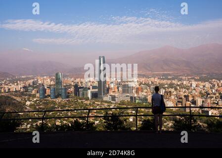 Santiago und Gran Torre Central, von San Cristobal Hill (Cerro San Cristobal), Barrio Bellavista (Bellavista Nachbarschaft), Santiago, Chile Stockfoto