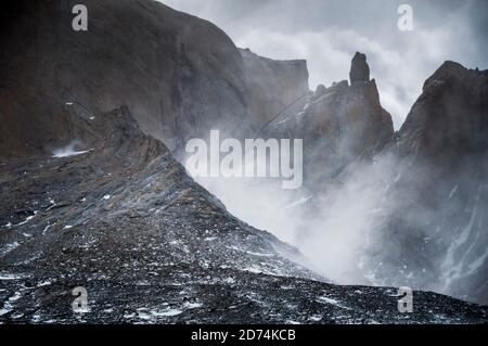 Berge im Torres del Paine Nationalpark, von starken Winden geschlagen, Patagonien, Chile Stockfoto