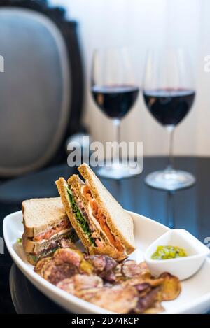 Essen und Wein im Tinto Hotel Boutique, Barrio Bellavista Nachbarschaft, Santiago, Chile Stockfoto