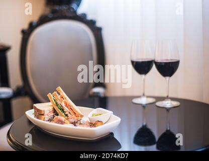 Essen und Wein im Tinto Hotel Boutique, Barrio Bellavista Nachbarschaft, Santiago, Chile Stockfoto