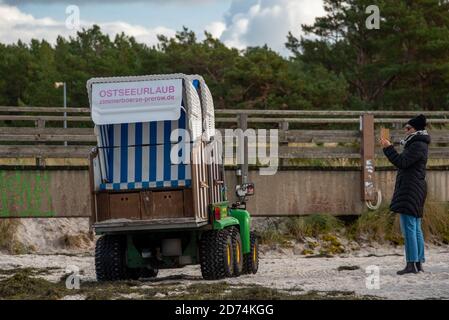 Prerow, Deutschland. Oktober 2020. Die letzten Liegen aus Prerow werden am Ende der Saison in die Winterquartiere gebracht. Quelle: Stephan Schulz/dpa-Zentralbild/ZB/dpa/Alamy Live News Stockfoto