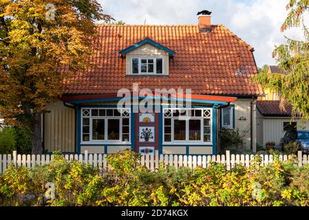 Prerow, Deutschland. Oktober 2020. Ein traditionelles Haus in Prerow mit einer der bunten Türen, wie sie typisch für den Darß sind. Quelle: Stephan Schulz/dpa-Zentralbild/ZB/dpa/Alamy Live News Stockfoto