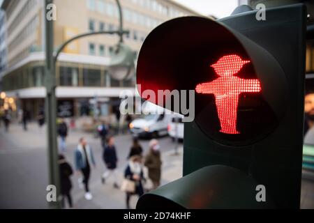 Berlin, Deutschland. Oktober 2020. Eine Fußgängerampel an der Tauentzienstraße leuchtet rot. Quelle: Christoph Soeder/dpa/Alamy Live News Stockfoto