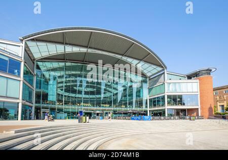 Norwich Stadtzentrum The Forum Norwich eine öffentliche Atrium-Ausstellungshalle mit Glasdach, Mehrzweckhalle in Norwich Norfolk East Anglia England GB Stockfoto