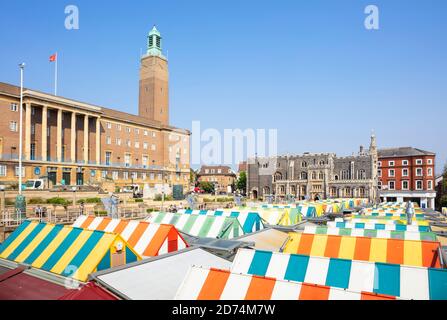 Norwich Market Stalls vor den Büros des Norwich City Council im Stadtzentrum von Norwich Market Place Norwich Norfolk East Anglia England GB Europa Stockfoto