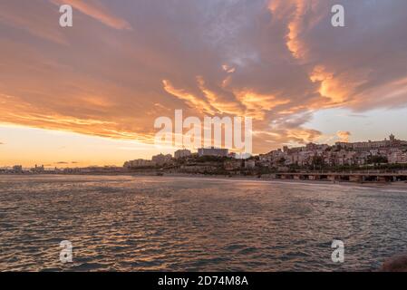 Schöner sonniger Sonnenuntergang in der Stadt Tarragona, in Katalonien, Spanien im Sommer 2020. Stockfoto