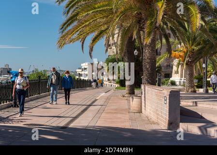 Tarragona, Spanien : 2020 September 27: Sonniger Tag in Tarragona, Menschen in Passeig de les Palmeres in Spanien - EIN UNESCO-Weltkulturerbe im Sommer. Stockfoto