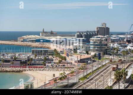 Tarragona, Spanien: 2020 September 27: Blick auf den Hafen der Stadt Tarragona im Sommer in Spanien. Stockfoto