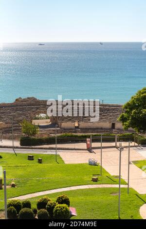 Tarragona, Spanien : 2020 September 27: Sonniger Tag in Tarragona Amphitheater in Spanien - EIN UNESCO-Weltkulturerbe im Sommer. Stockfoto