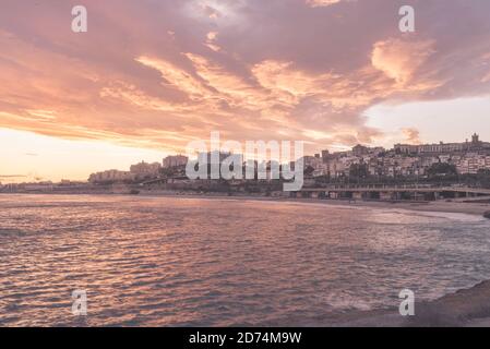 Schöner sonniger Sonnenuntergang in der Stadt Tarragona, in Katalonien, Spanien im Sommer 2020. Stockfoto