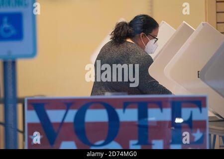 20. Oktober 2020, Austin, Texas, Vereinigte Staaten: Die Wähler des Travis County gaben am frühen Morgen in Nord-Austin Wahlzettel ab, da der Landkreis im Durchschnitt einen Rekord von 35,000 Wählern pro Tag erreicht, wobei zwei Wochen vor der Wahl am 3. November verbleiben. Die Texaner haben bisher mehr als vier Millionen Stimmen in der Frühwahl abgestimmt. (Bild: © Bob Daemmrich/ZUMA Wire) Stockfoto