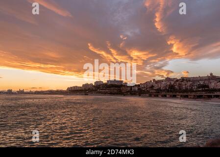 Schöner sonniger Sonnenuntergang in der Stadt Tarragona, in Katalonien, Spanien im Sommer 2020. Stockfoto