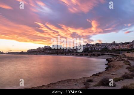 Schöner sonniger Sonnenuntergang in der Stadt Tarragona, in Katalonien, Spanien im Sommer 2020. Stockfoto