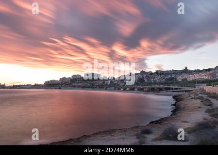 Schöner sonniger Sonnenuntergang in der Stadt Tarragona, in Katalonien, Spanien im Sommer 2020. Stockfoto