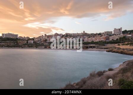 Schöner sonniger Sonnenuntergang in der Stadt Tarragona, in Katalonien, Spanien im Sommer 2020. Stockfoto