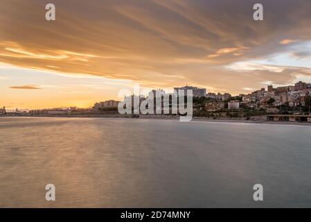 Schöner sonniger Sonnenuntergang in der Stadt Tarragona, in Katalonien, Spanien im Sommer 2020. Stockfoto