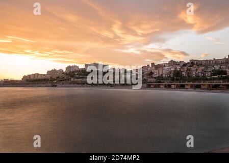 Schöner sonniger Sonnenuntergang in der Stadt Tarragona, in Katalonien, Spanien im Sommer 2020. Stockfoto