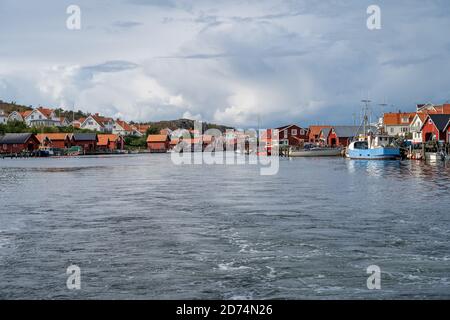 Ein typisches Fischerdorf an der schwedischen Atlantikküste. Bild aus Hamburgsund, Vastra Gotaland, Schweden Stockfoto