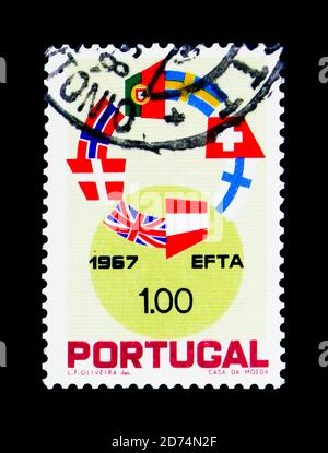 MOSKAU, RUSSLAND - 24. NOVEMBER 2017: Eine in Portugal gedruckte Briefmarke zeigt den Flaggenring der E.F.T.A. Länder, Gründung der Freihandelszone, Stockfoto