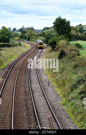 Ein Great Western Train, GWR, Reisen entlang einer ländlichen Linie in den Surrey Hills England Großbritannien Stockfoto