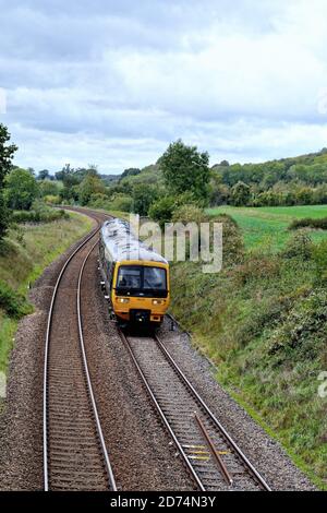 Ein Great Western Train, GWR, Reisen entlang einer ländlichen Linie in den Surrey Hills England Großbritannien Stockfoto