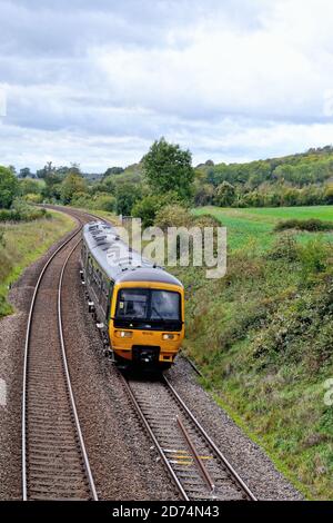 Ein Great Western Train, GWR, Reisen entlang einer ländlichen Linie in den Surrey Hills England Großbritannien Stockfoto