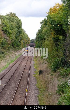 Ein Great Western Train, GWR, Reisen entlang einer ländlichen Linie in den Surrey Hills England Großbritannien Stockfoto