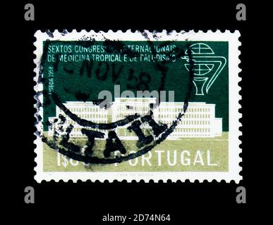 MOSKAU, RUSSLAND - 24. NOVEMBER 2017: Eine in Portugal gedruckte Briefmarke zeigt Institut für Tropenmedizin, Lissabon, Tropenmedizin Serie, um 1958 Stockfoto