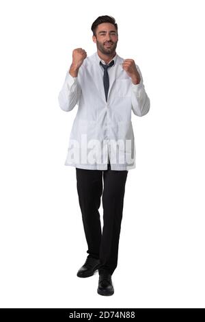 Junge männliche Arzt mit Stethoskop hält Fäuste isoliert auf Weißer Hintergrund in voller Länge Studio Porträt Stockfoto