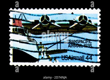 MOSKAU, RUSSLAND - 24. NOVEMBER 2017: Eine in den USA gedruckte Briefmarke zeigt Martin M-130 China Clipper, Aviation Pioneers Serie, um 1985 Stockfoto