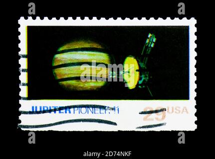 MOSKAU, RUSSLAND - 24. NOVEMBER 2017: Eine in den USA gedruckte Briefmarke zeigt Jupiter, Pioneer 11, Space Exploration Issue Serie, um 1991 Stockfoto